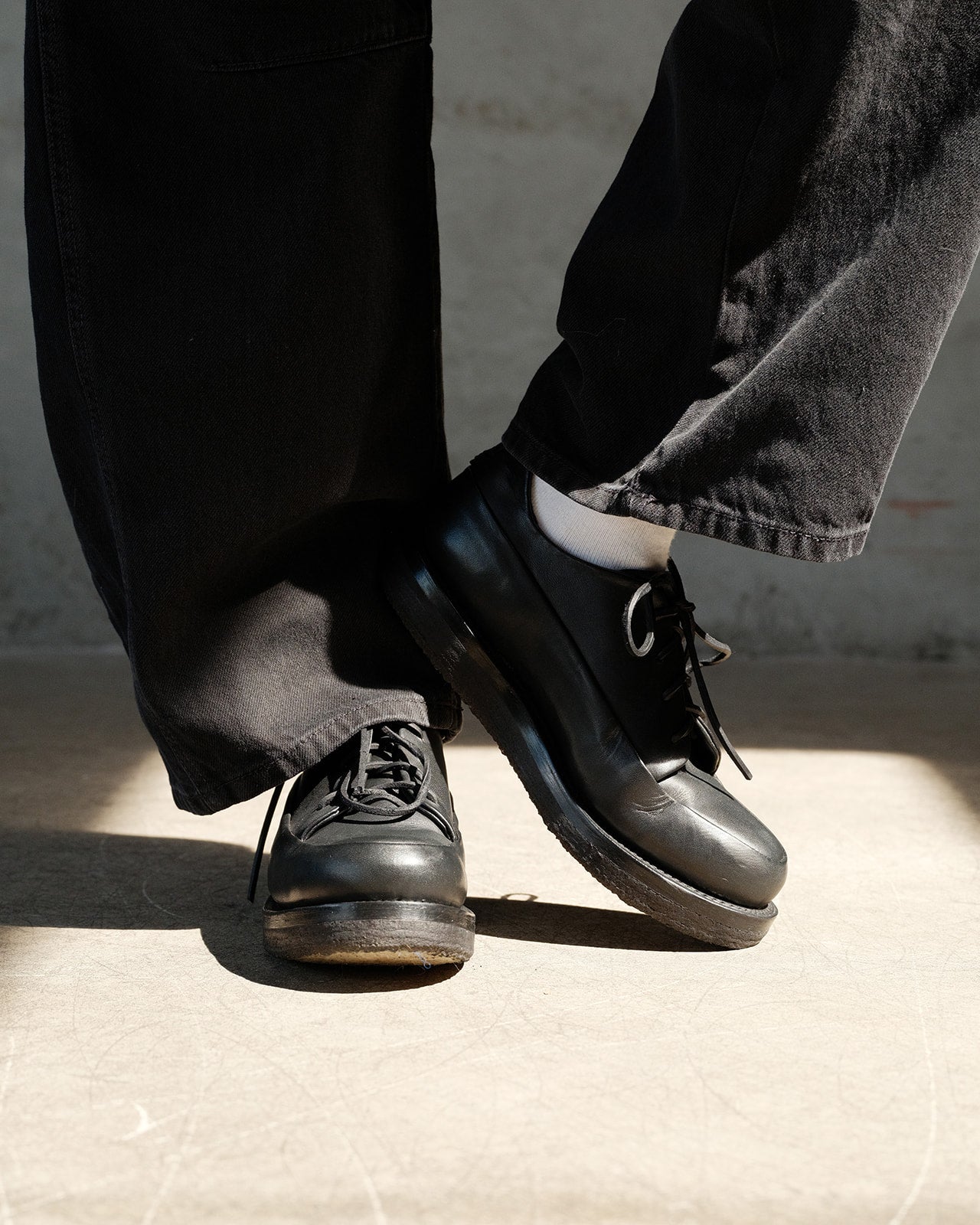 PE1.1 [Laced Low Top Shoe] - Black